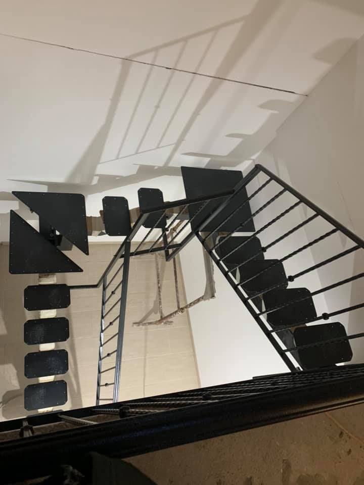 Scala interna moderna in ferro nero